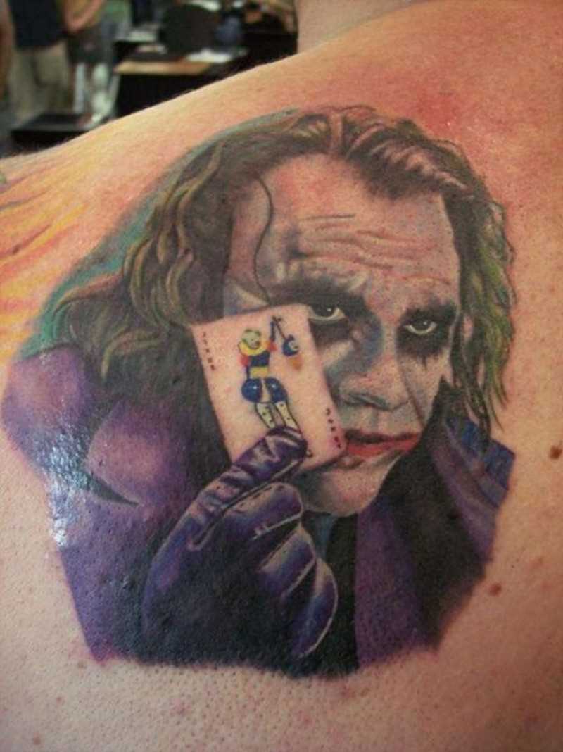 A tatuagem de blade o cara wild com cartão