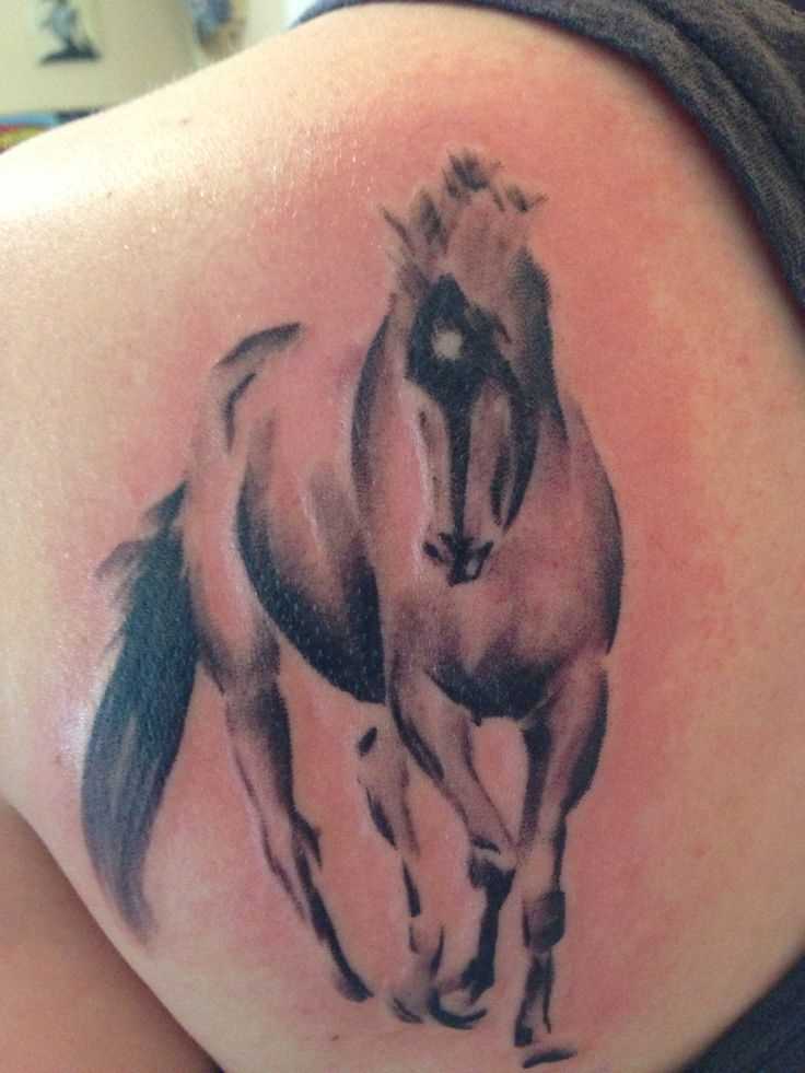 A tatuagem de blade o homem - cavalo