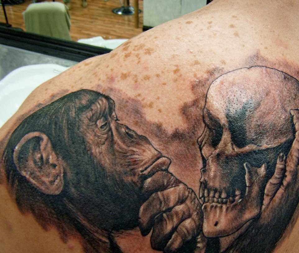 A tatuagem de blade o homem - macaco com uma caveira