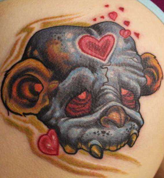 A tatuagem de blade o homem - macaco e corações