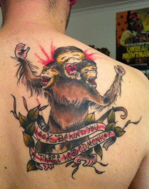 A tatuagem de blade o homem - macaco e inscrição