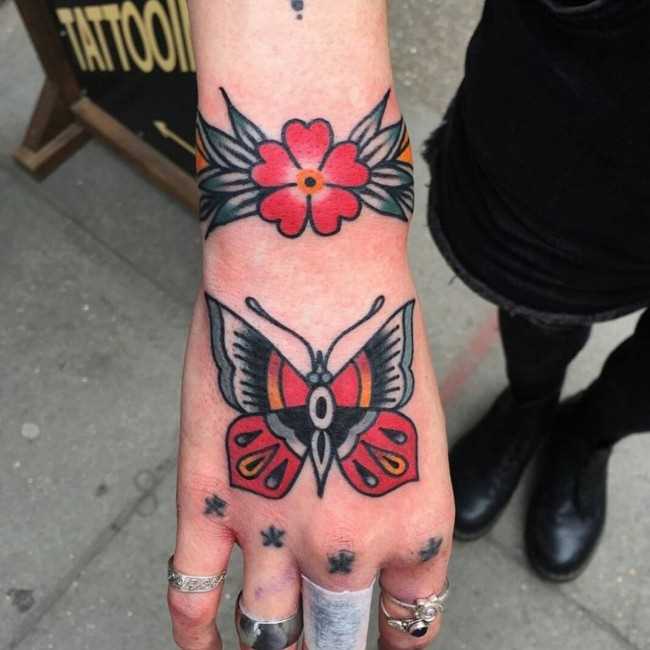 A tatuagem de borboleta no estilo oldschool no pincel menina