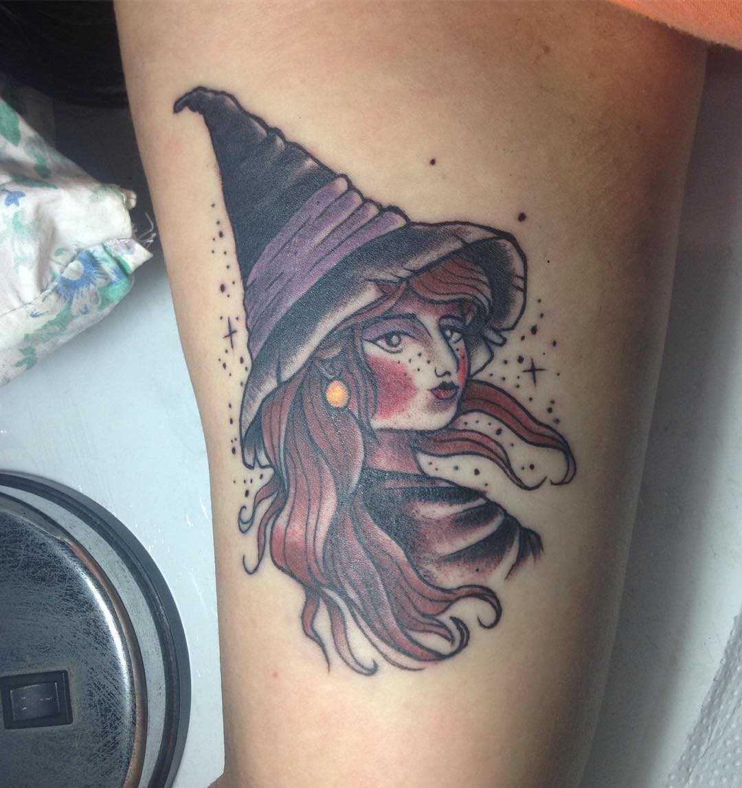 A tatuagem de bruxa na mão de um cara