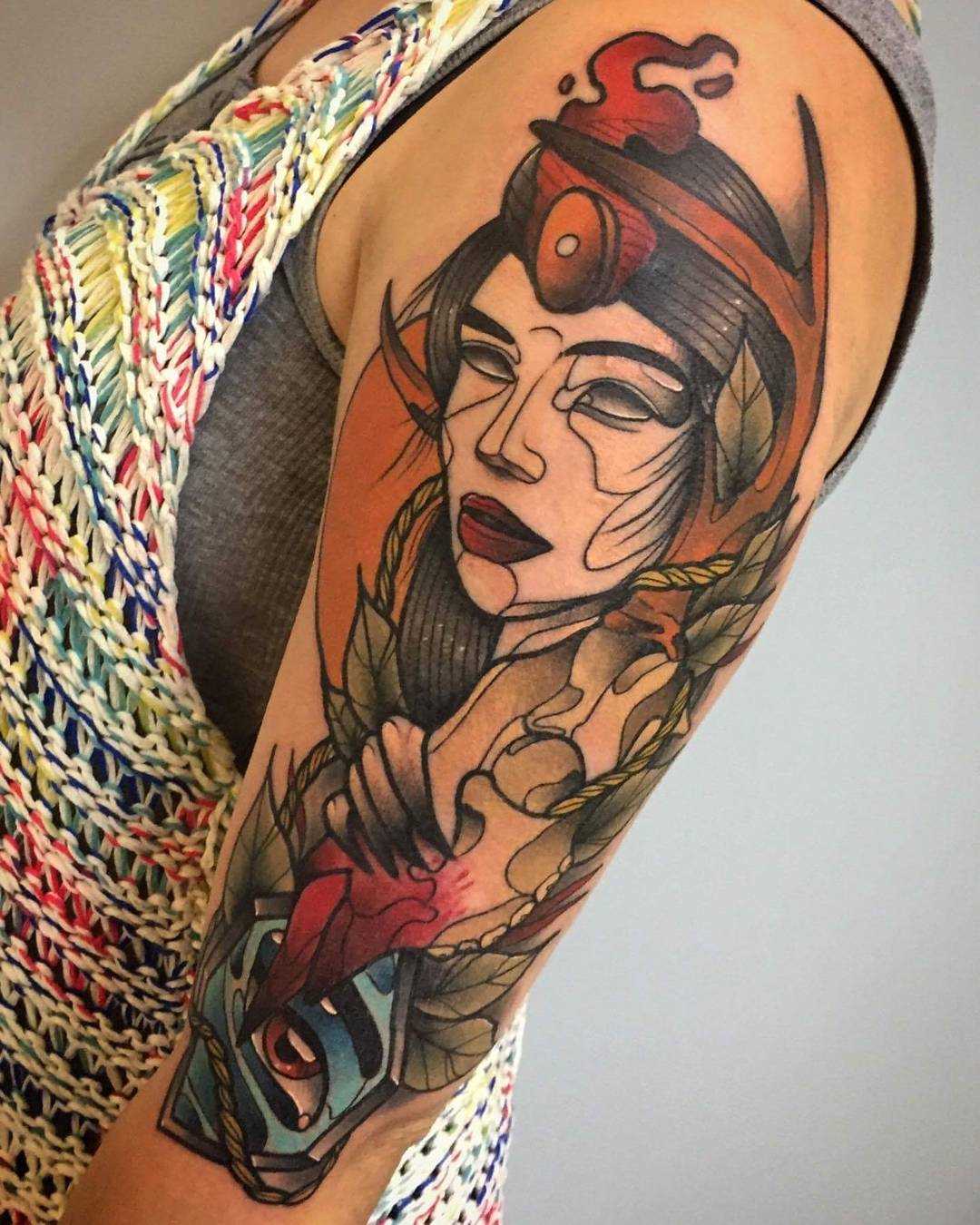 A tatuagem de bruxa no ombro da mulher