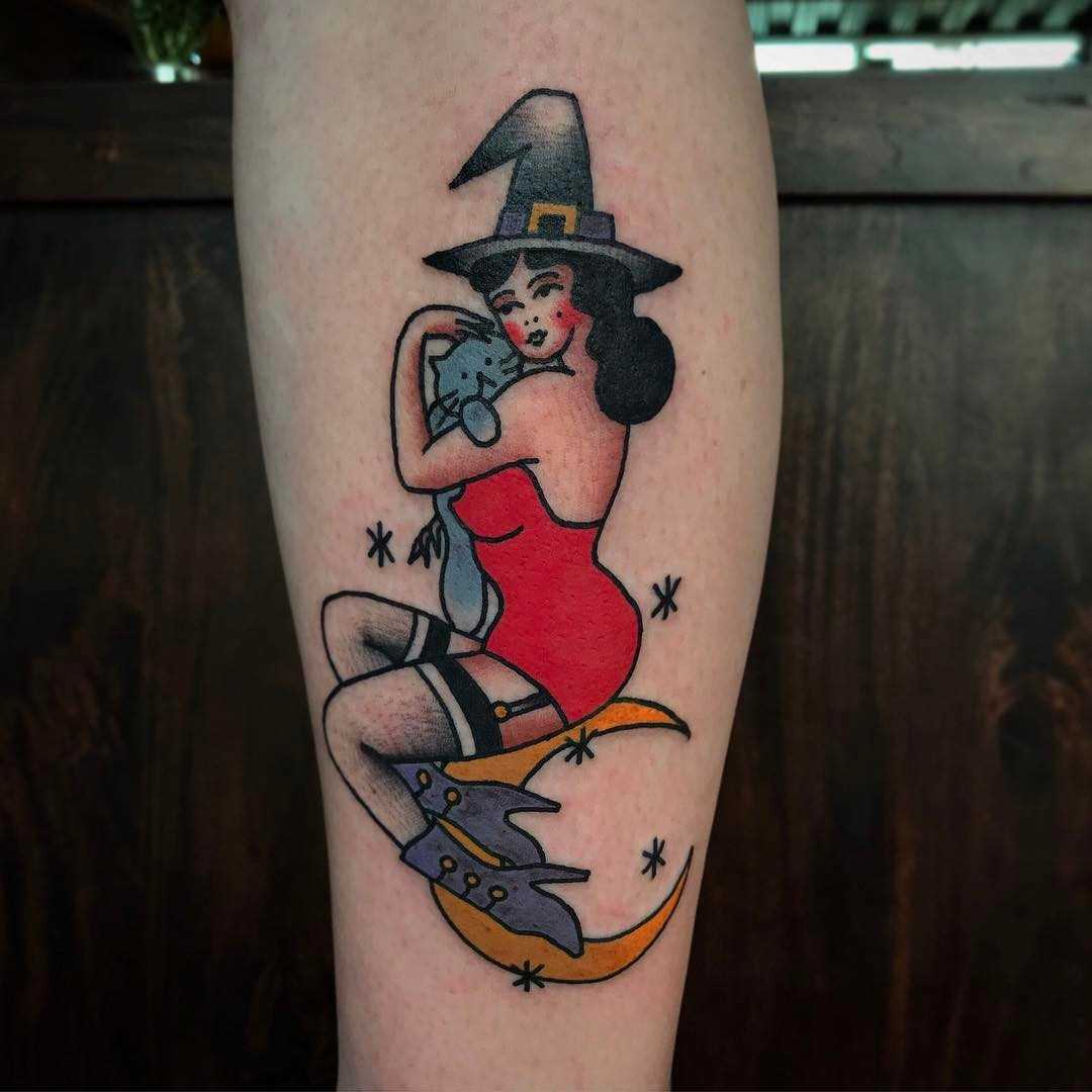 A tatuagem de bruxa sobre a perna da menina