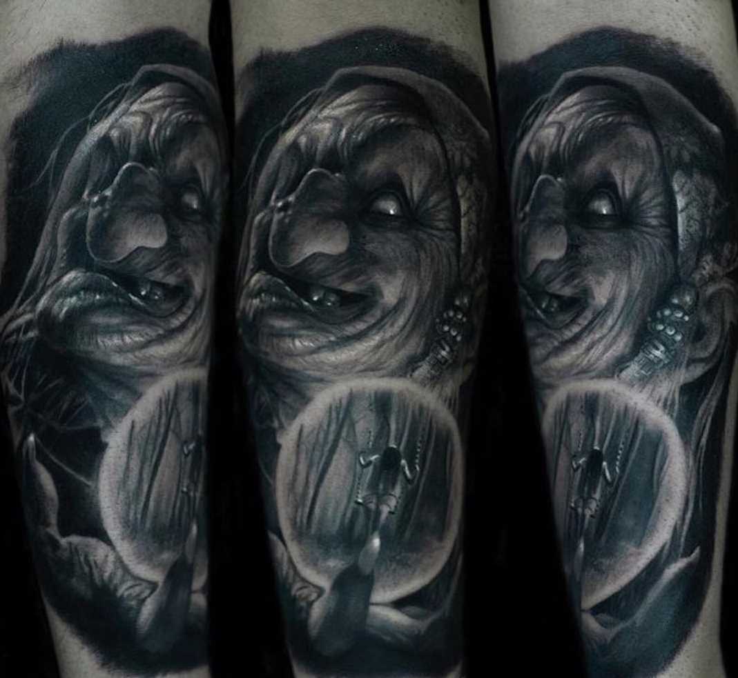 A tatuagem de bruxa sobre a perna de um cara
