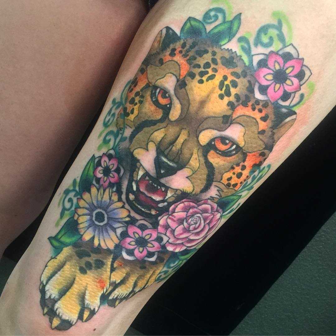A tatuagem de chita de cores sobre a perna da menina