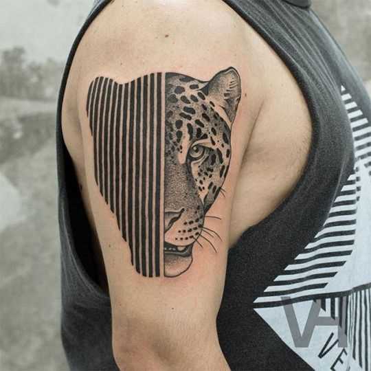 A tatuagem de chita no ombro do cara