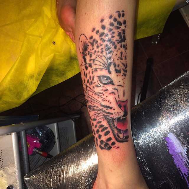 A tatuagem de chita sobre a perna da menina
