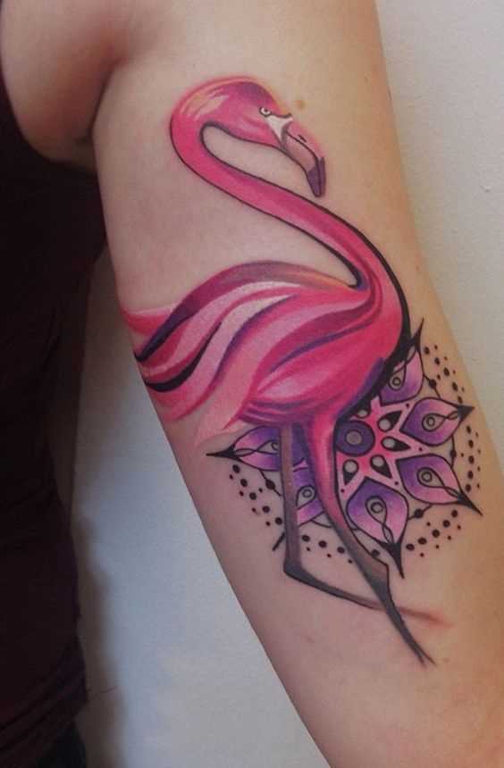 A tatuagem de flamingos na mão da menina