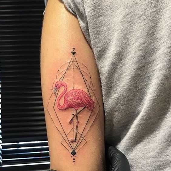 A tatuagem de flamingos na mão de um cara