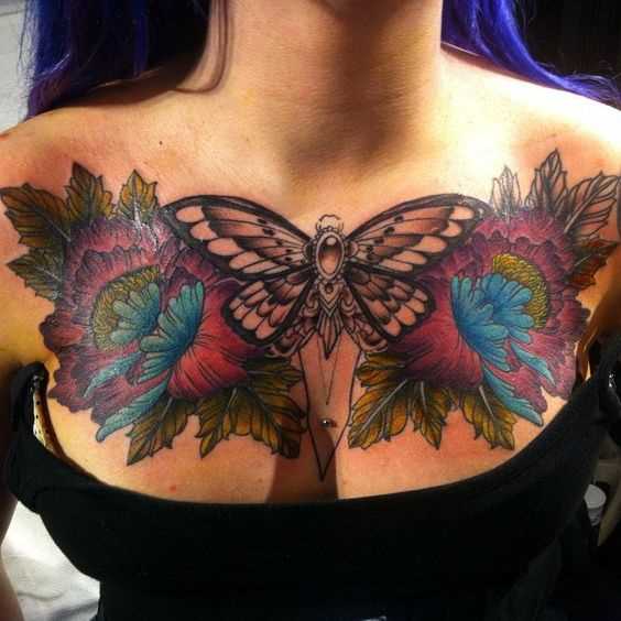 A tatuagem de inseto com flores no peito da menina
