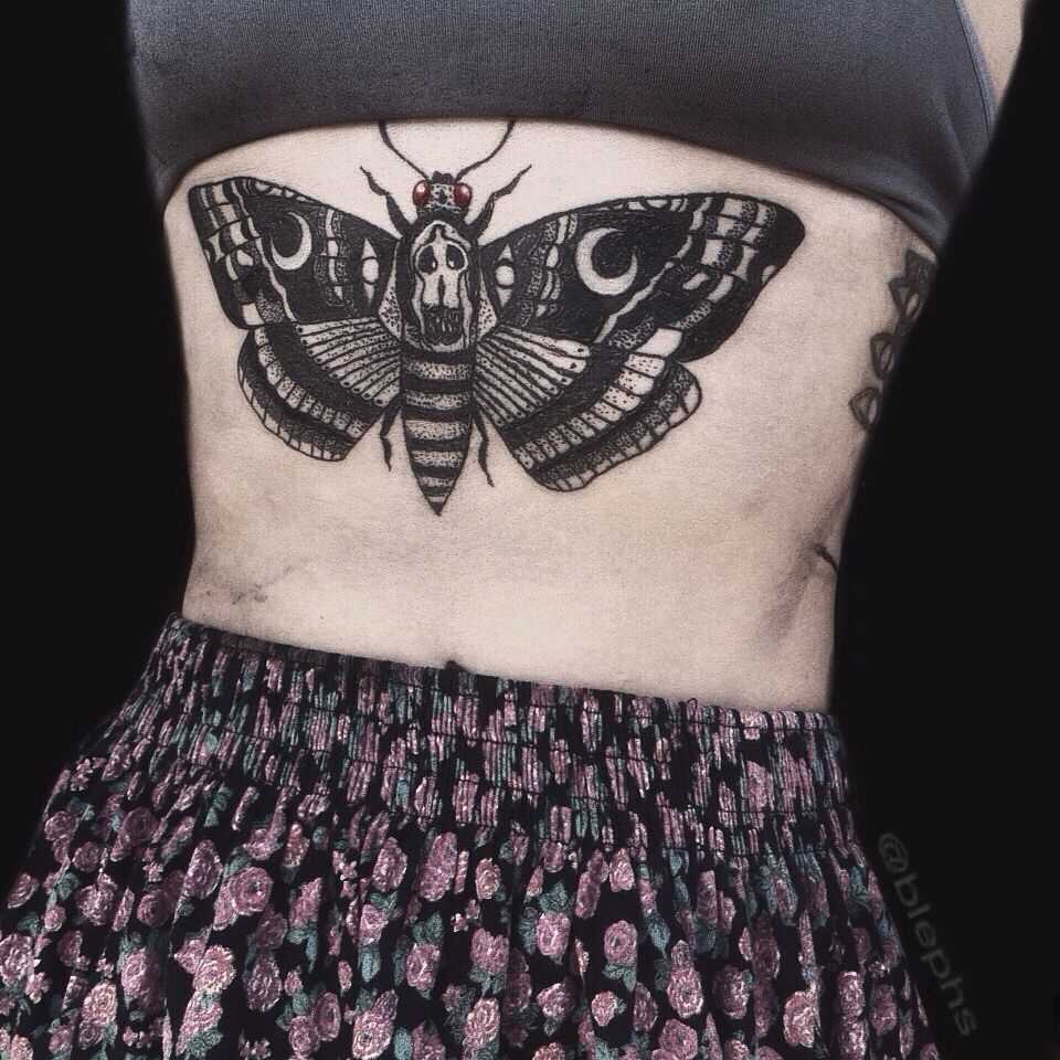 A tatuagem de inseto em seu lado garota