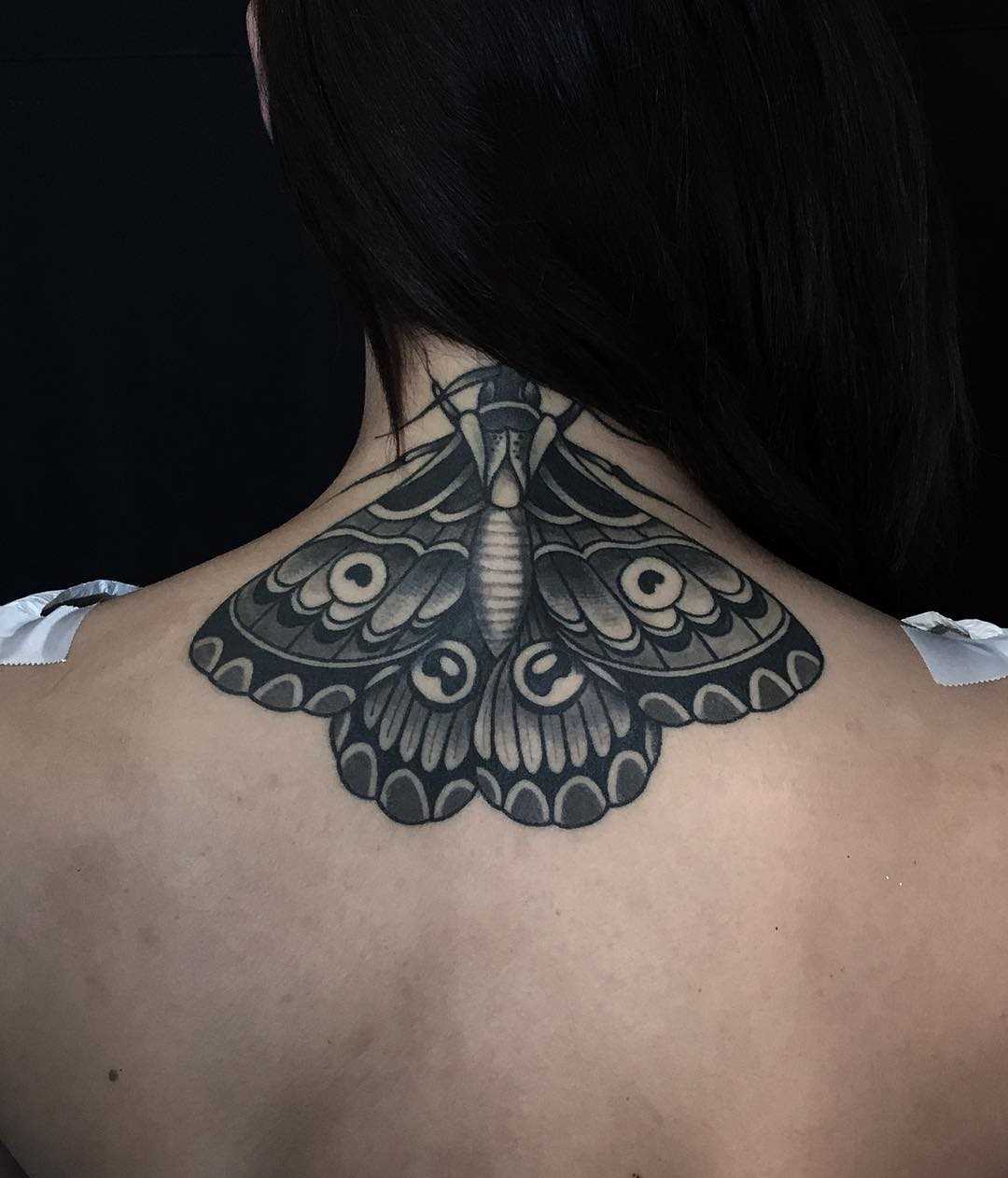 A tatuagem de inseto no pescoço da menina