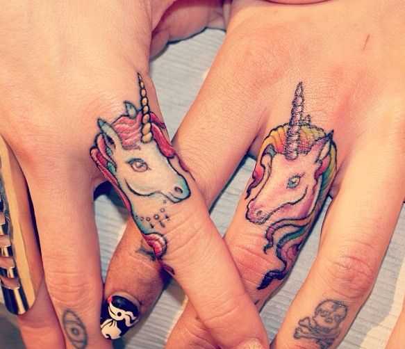 A tatuagem de meninas e nos dedos unicórnios