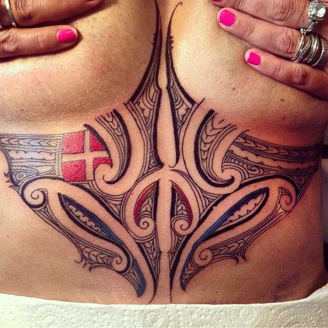 A tatuagem de padrões em estilo tribal no peito da menina