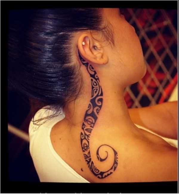 A tatuagem de padrões em estilo tribal no pescoço da menina