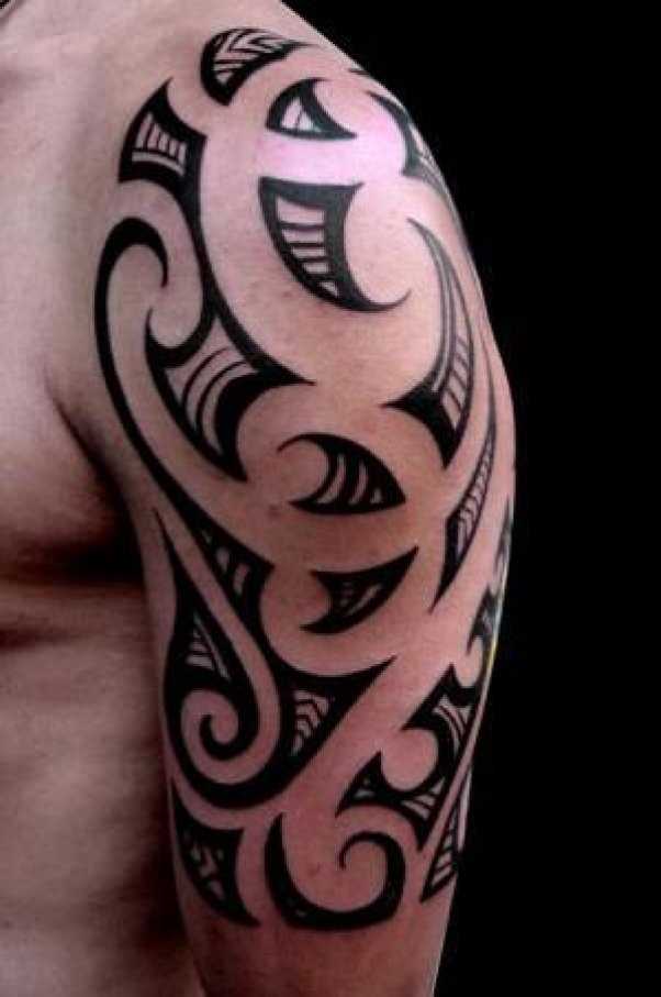 A tatuagem de padrões no antebraço cara no estilo tribal