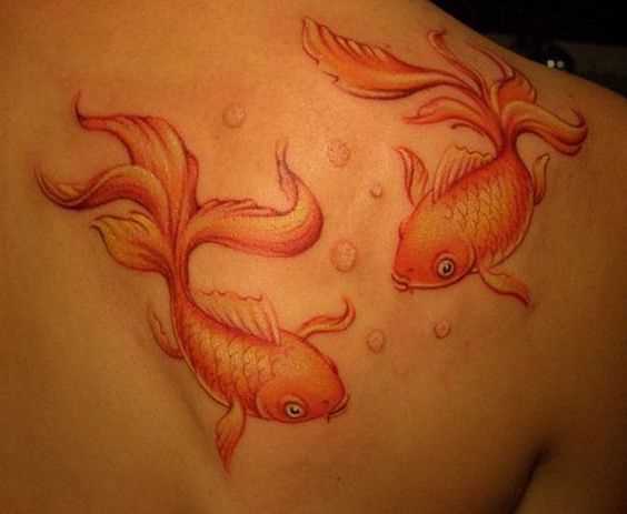 A tatuagem de peixes de ouro blade menina