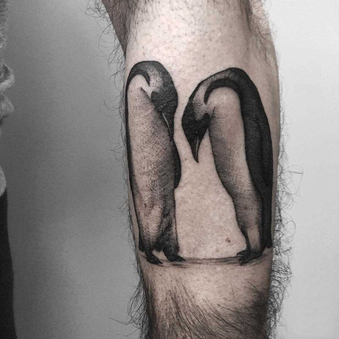 A tatuagem de pinguins no antebraço homens