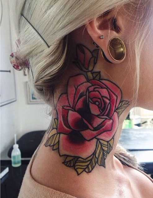 A tatuagem de rosa em estilo oldschool no pescoço da menina