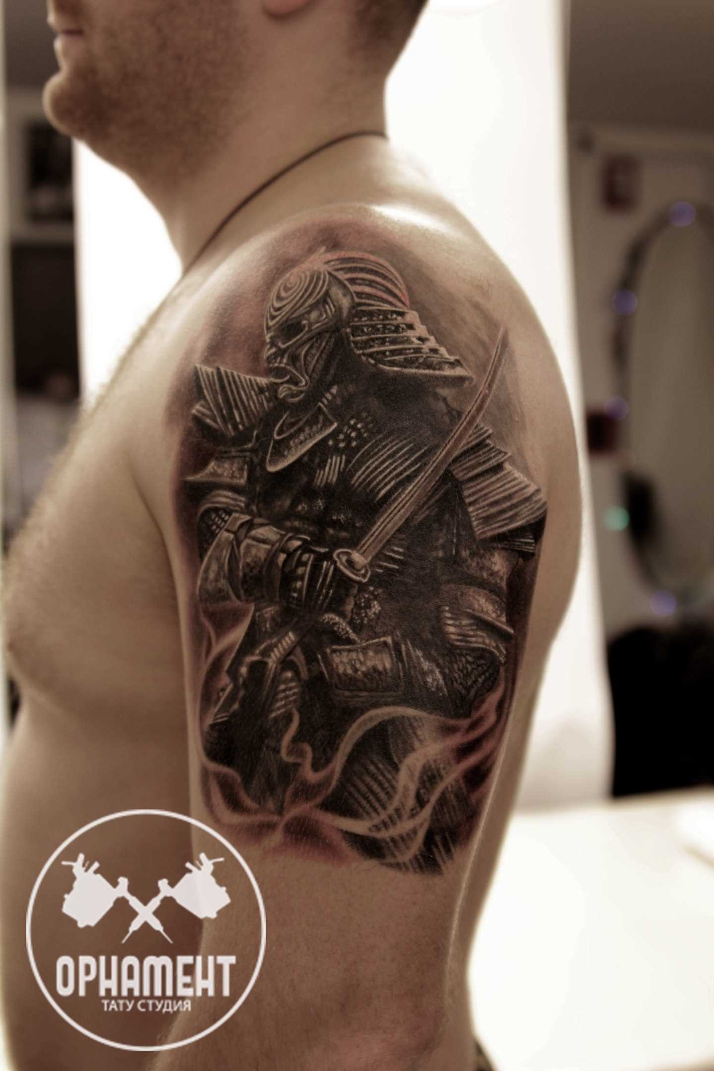 A tatuagem de samurai no ombro do cara