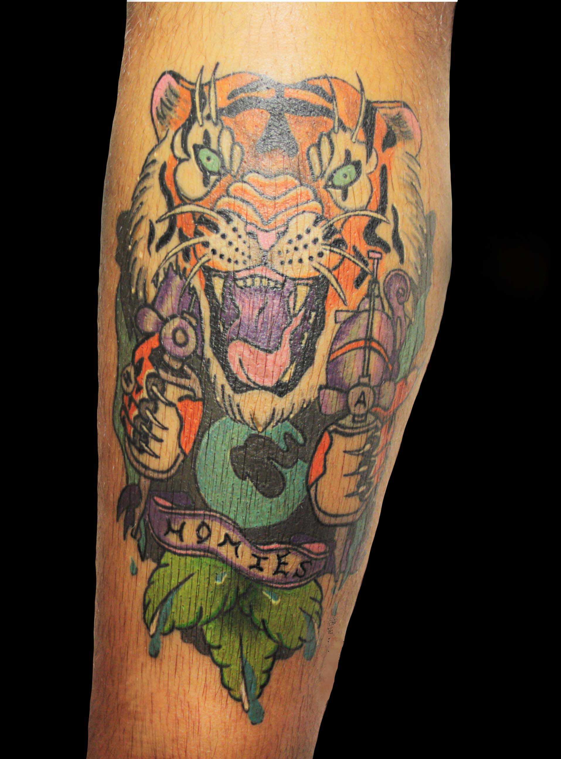 A tatuagem de tigre no antebraço cara