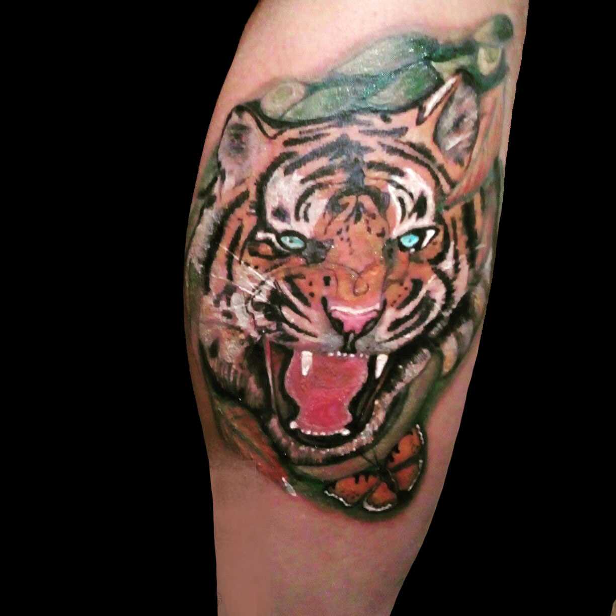 A tatuagem de tigre sobre a perna de um cara