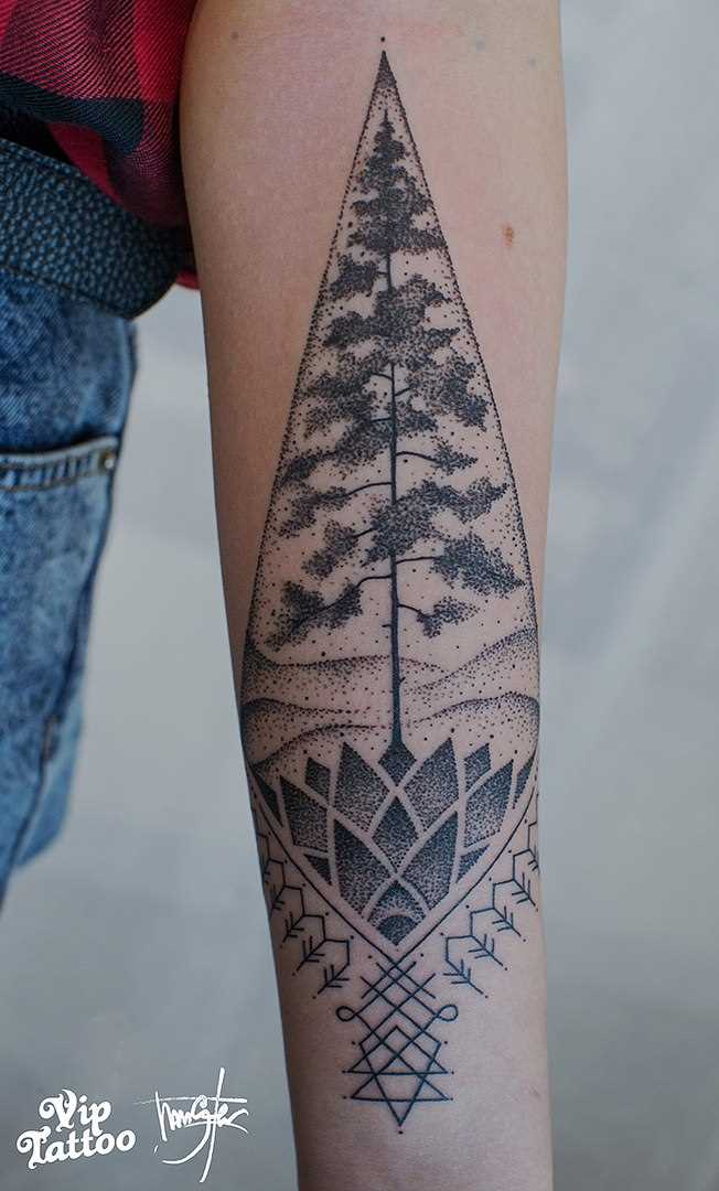 A tatuagem de uma árvore no antebraço da menina