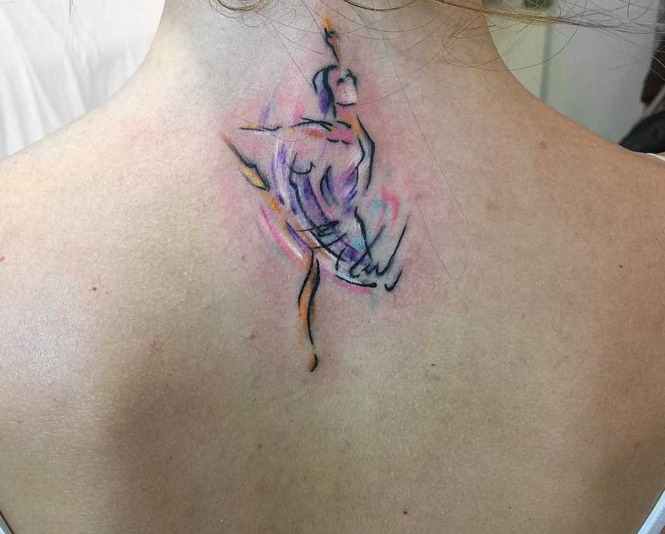 A tatuagem de uma bailarina na espinha da mulher