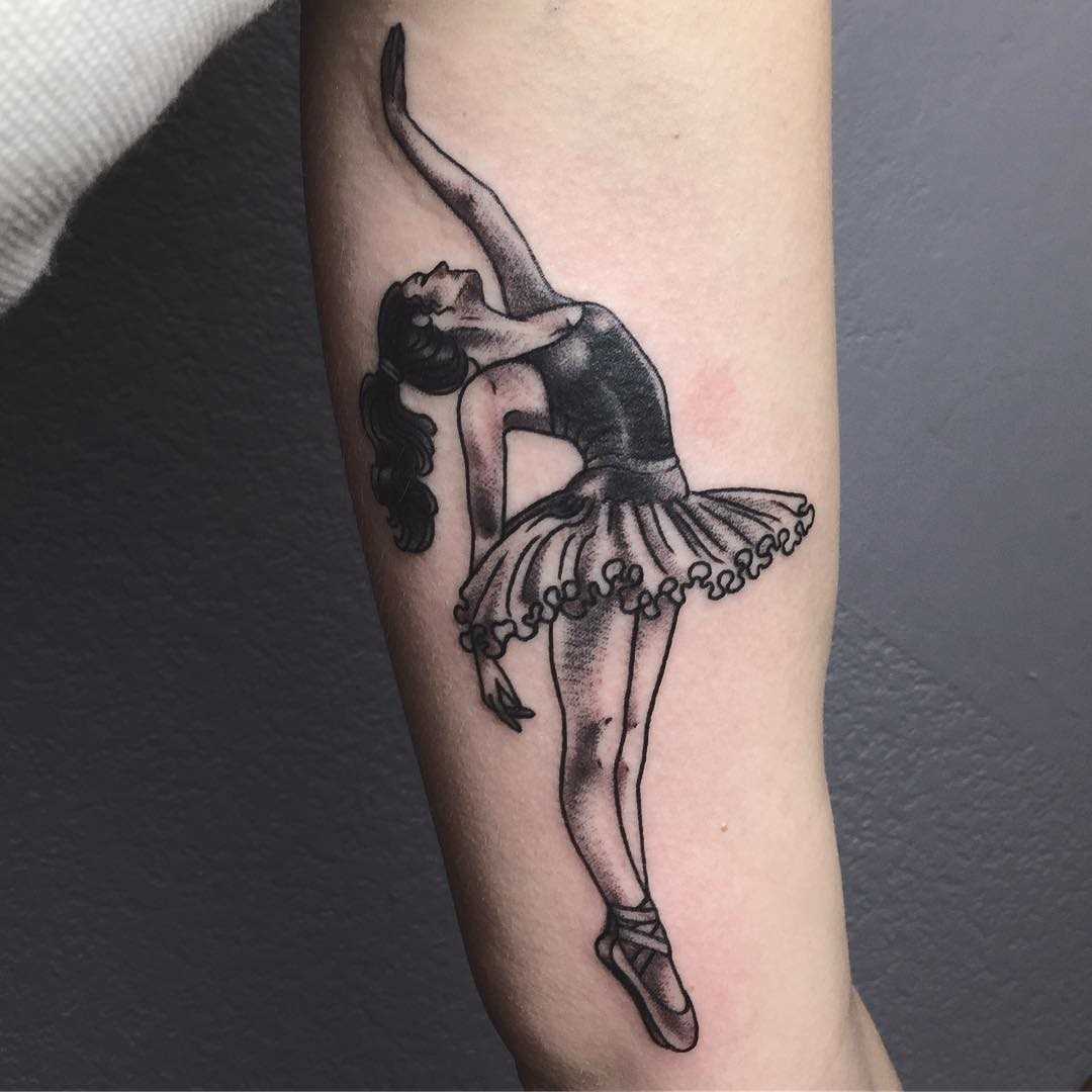 A tatuagem de uma bailarina na mão da menina