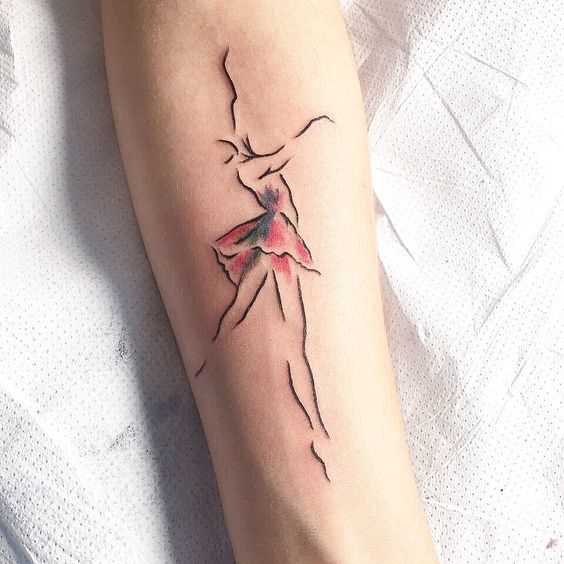 A tatuagem de uma bailarina no antebraço da mulher