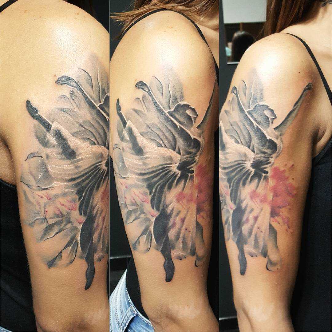 A tatuagem de uma bailarina no ombro da menina