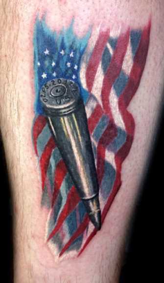 A tatuagem de uma bala com a bandeira americana no antebraço homens