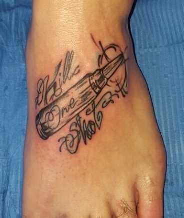 A tatuagem de uma bala com a inscrição nos homens