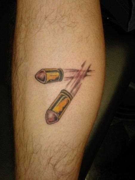 A tatuagem de uma bala na perna do cara
