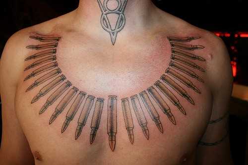 A tatuagem de uma bala no peito do cara