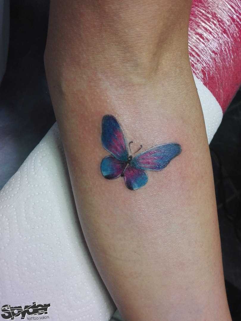 A tatuagem de uma borboleta no braço da menina