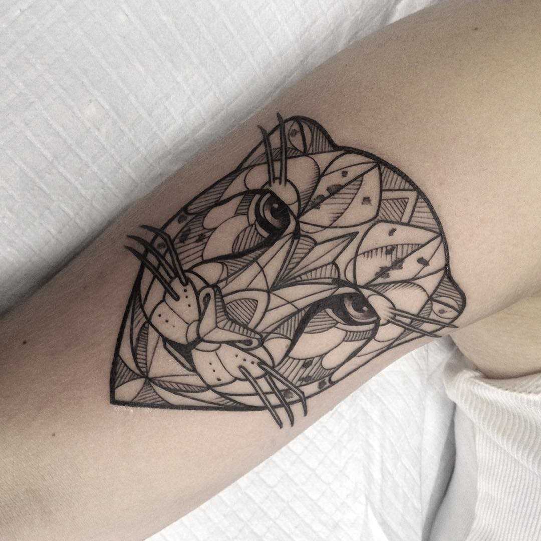 A tatuagem de uma chita na mão da menina