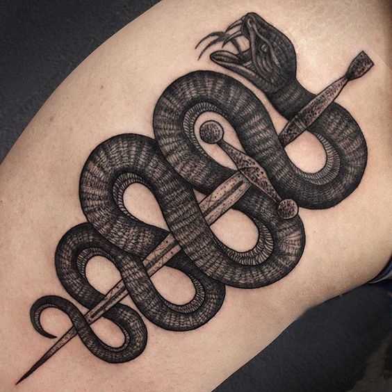 A tatuagem de uma espada com a serpente no ombro de homens