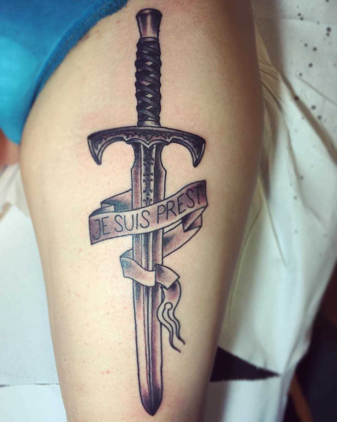 A tatuagem de uma espada sobre a sua coxa tem meninas