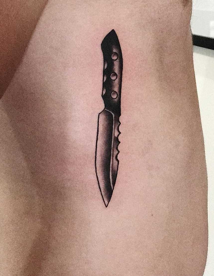 A tatuagem de uma faca ao lado de homens