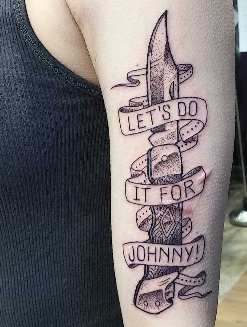 A tatuagem de uma faca, com a inscrição a mão do cara