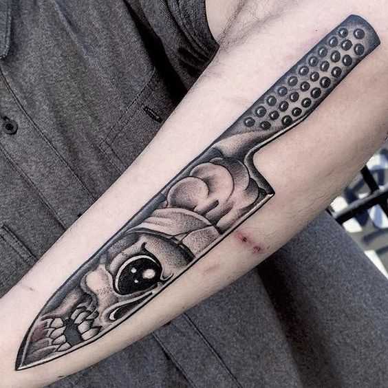 A tatuagem de uma faca na mão de homens
