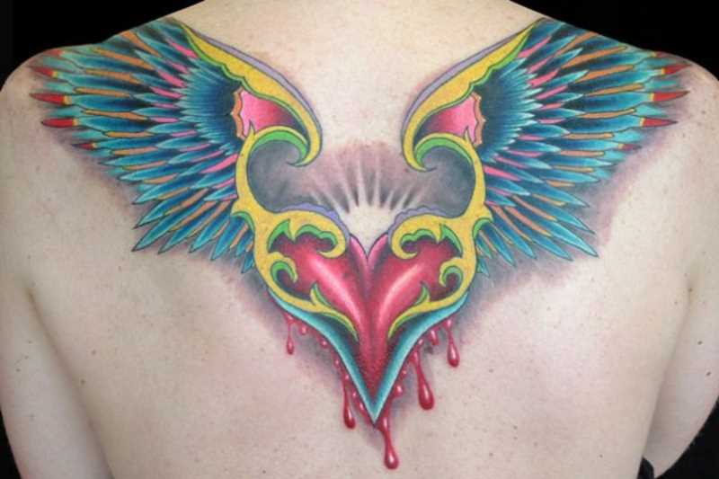 A tatuagem de uma menina de costas com as asas e o coração