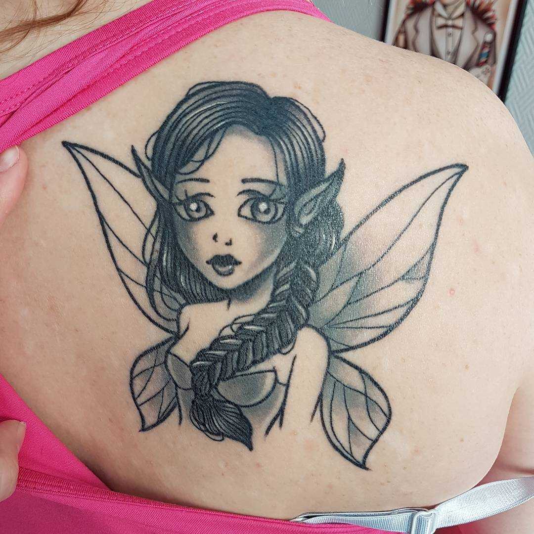 A tatuagem de uma menina elfo blade menina