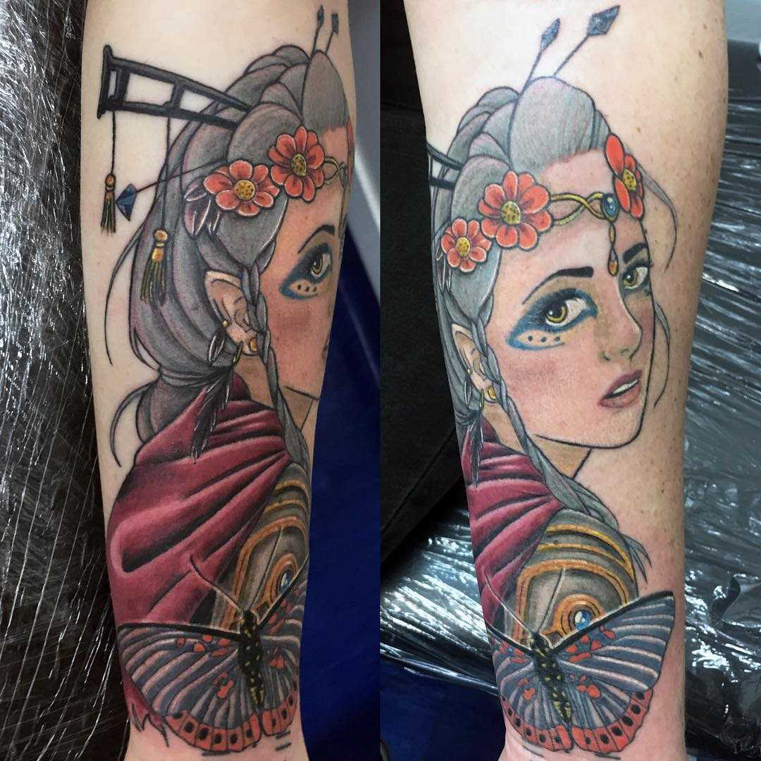 A tatuagem de uma menina elfo com uma borboleta no antebraço da mulher