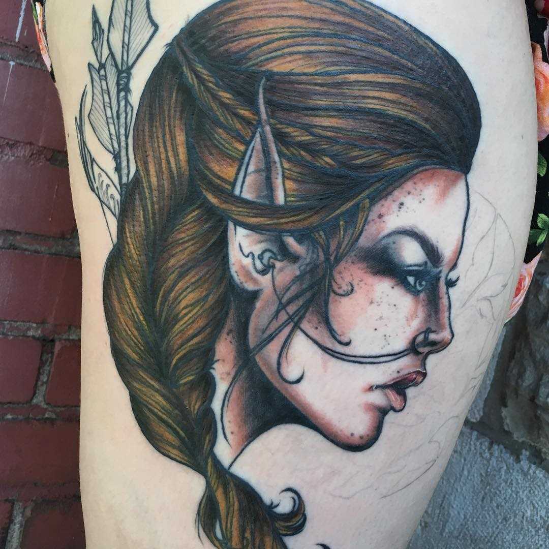 A tatuagem de uma menina elfo no quadril da mulher