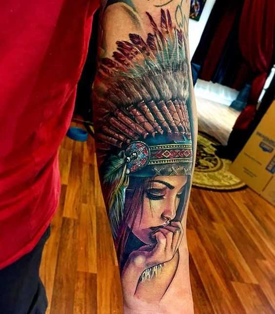 A tatuagem de uma menina indígena no antebraço cara