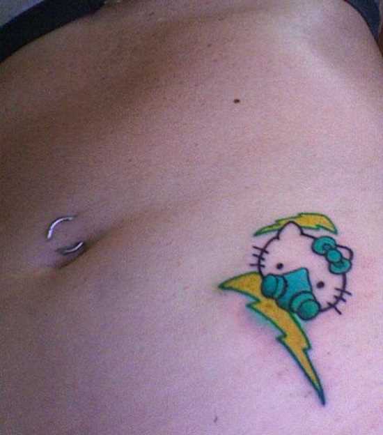 A tatuagem de uma menina na barriga - relâmpago